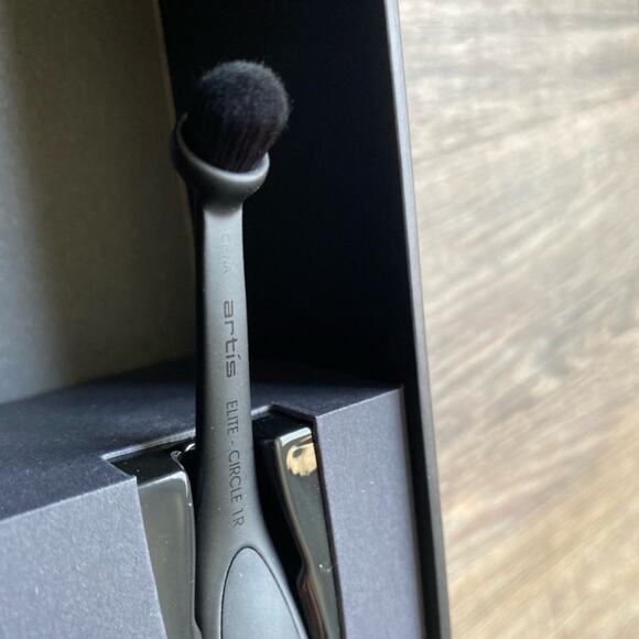 Artis elite collection circle 1R brush in black finish and Artis cleaning pad - Picture 6 of 7